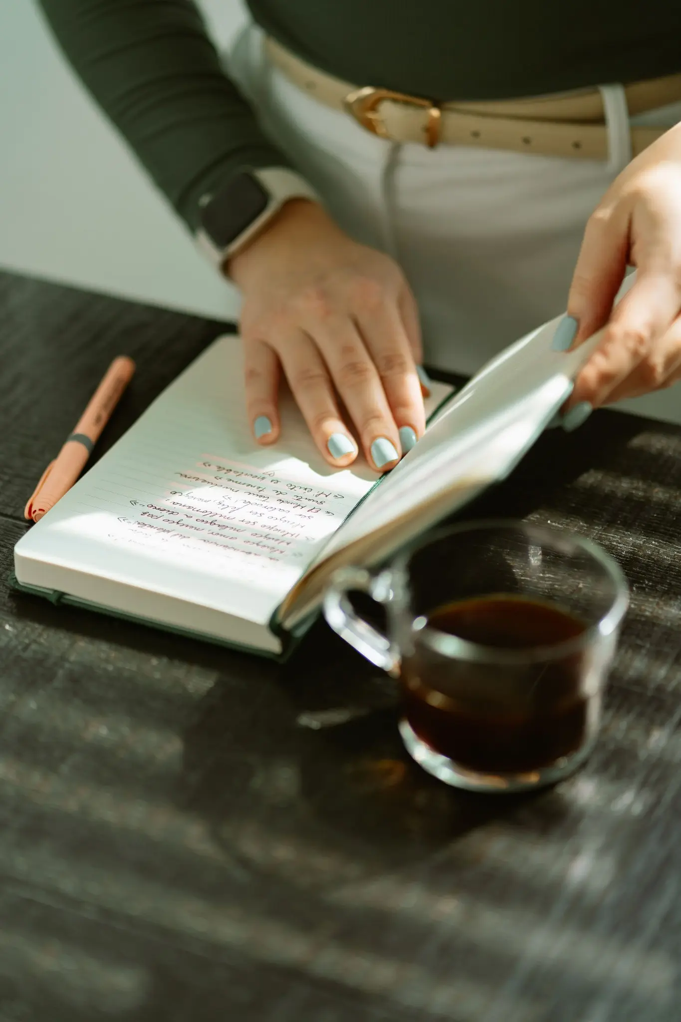 Las manos de Dani Torres sobre un cuaderno de trabajo.