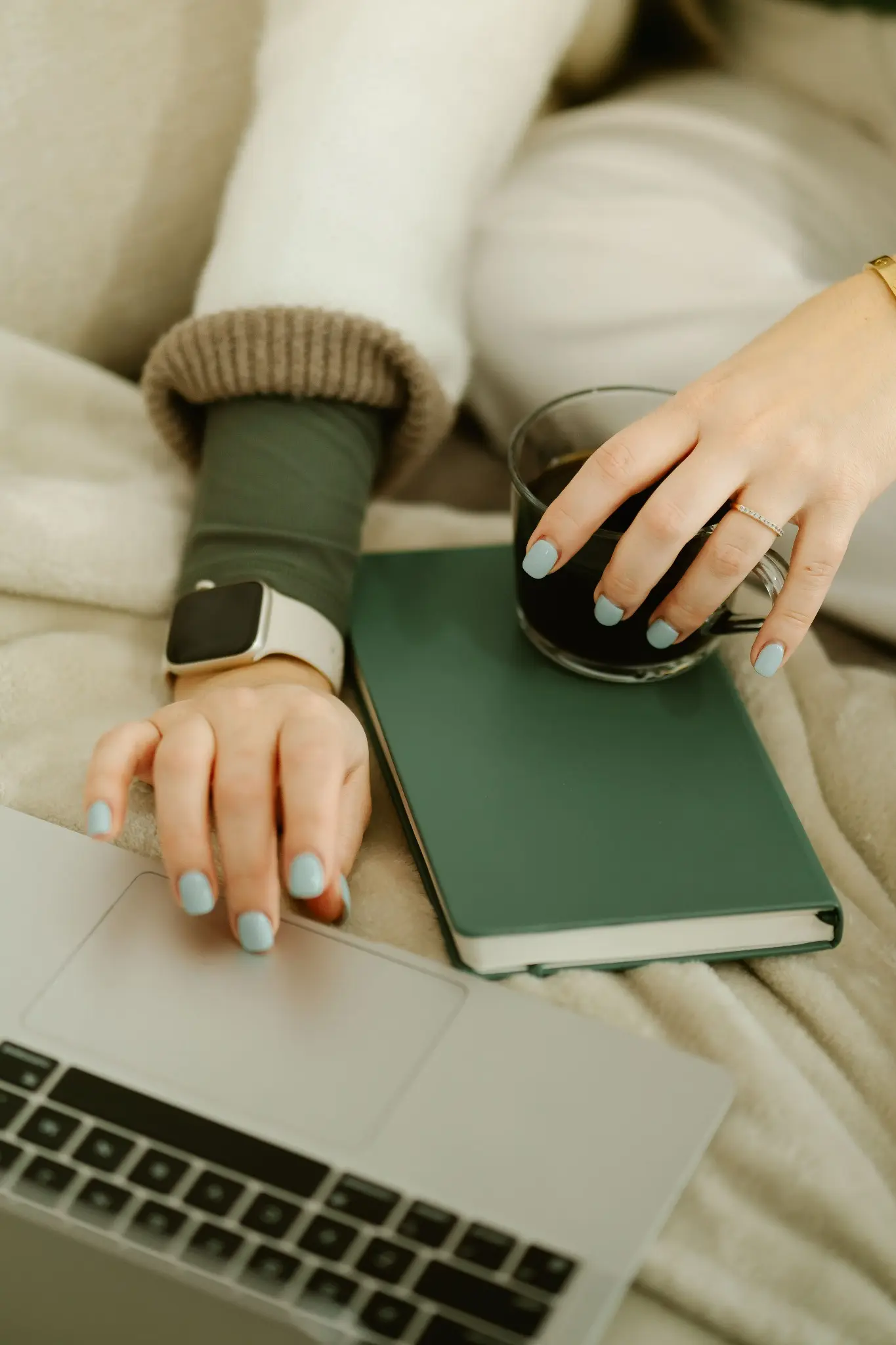 Cuaderno, café y computador como parte de una práctica cotidiana