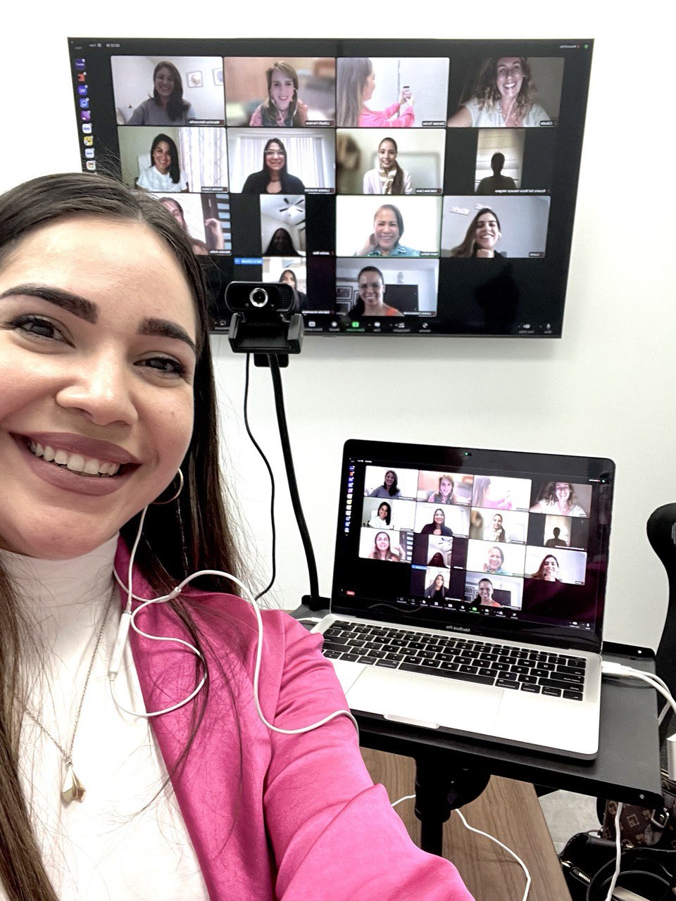 Daniela Torres acompañando una sesión grupal online